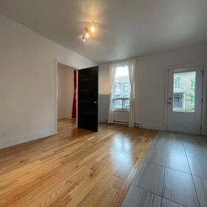 Ville-Marie - 4 1/2 Avec Parking + Cour - Photo 2