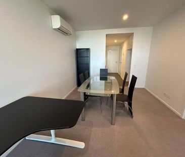 Modern 2-bedroom, 2-bathroom apartment with partial furniture - Photo 2