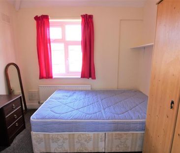 4 bedroom semi-detached house to rent - Photo 2