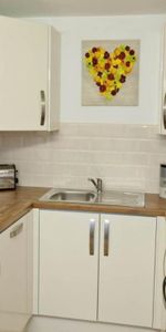 1 bedroom in a flat share to rent - Photo 3