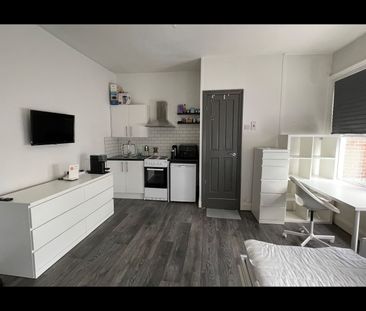 Studio Flat, Putney Bridge Road, SW15 - Photo 1