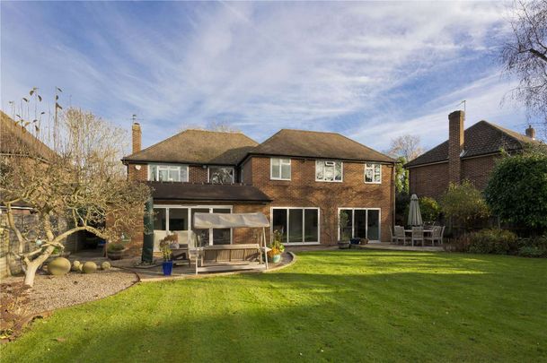 A beautifully presented family home within a two mile radius of Weybridge mainline train station. - Photo 1