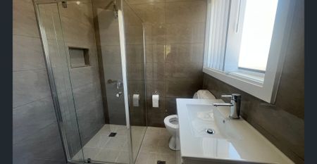 Fully Renovated 3 bedroom Home with 2 bedroom retreat - Photo 2