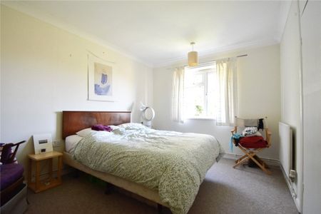Well presented top floor 2 bedroom apartment to rent in the popular Lilac Court development, which offers an array of amenities within a 5 minute walk. Street Parking. GCH. - Photo 4