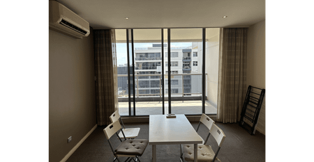 Fully Furnished-High-Level 3 Bedroom Apartment | Walk to Coles & East Village| Direct Buses to UNSW/USYD/UTS! Available From 01/12/2025 To 05/02/2026. - Photo 2