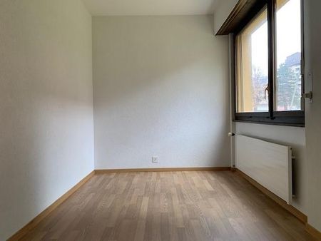 Bel appartement partiellement rénové de 4.5 pièces situé au rez-de-chaussée avec terrasse. - Photo 2