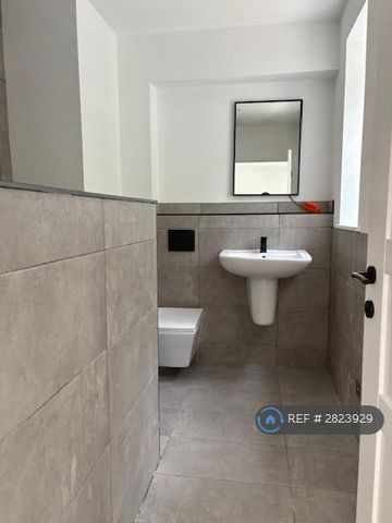 2 bedroom penthouse to rent - Photo 2