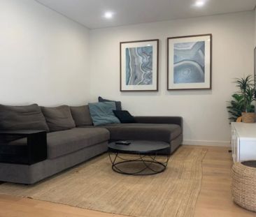 Contemporary Family Elegance - Photo 1