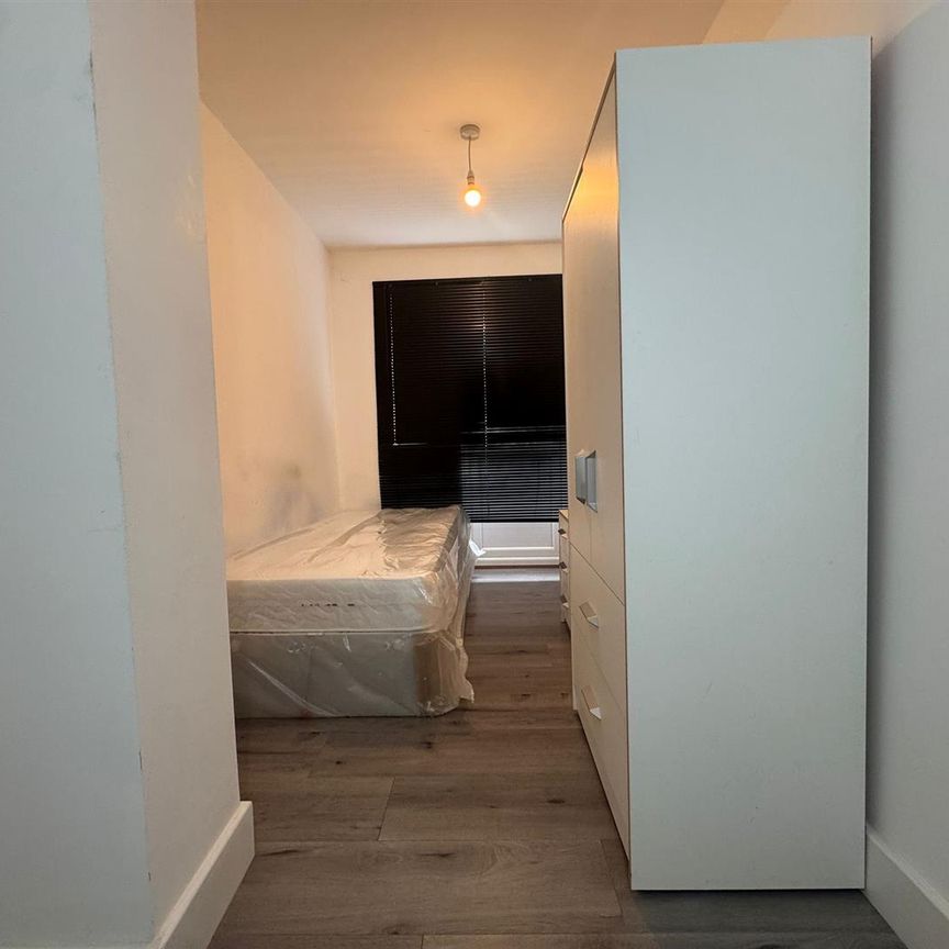 Clare Road, Hounslow TW4, London - Photo 1