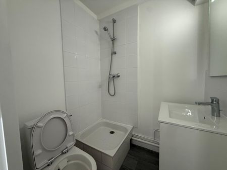 Location Appartement 2 pièces 46m² PARIS 18ème - Photo 4
