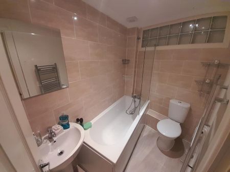 1 bedroom in a house share to rent - Photo 2