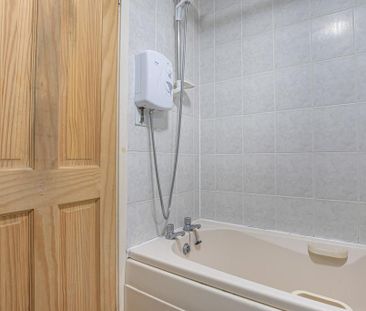 2 bedroom semi-detached house to rent - Photo 6