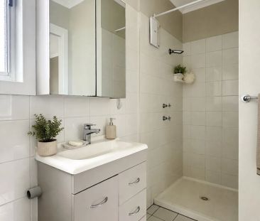 Charming One-Bedroom Flat in a Convenient Location - Photo 2