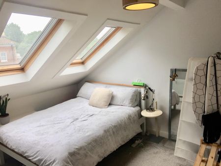3 Bed Penthouse, Lenham Rd., SE12 - Photo 4