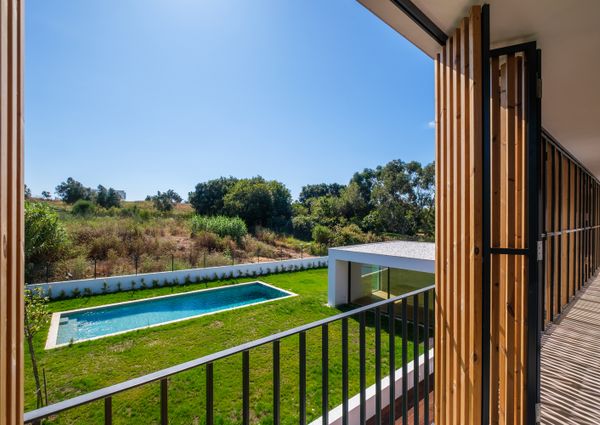 Moradia T6 de arquitetura moderna inserida no Golfe de Oeiras