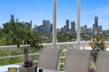 Stylish 2-Bedroom Apartment with City Views - Photo 4