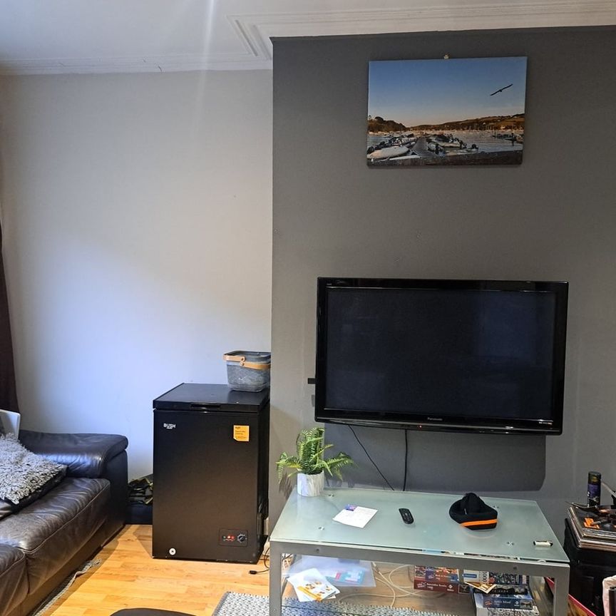 Room in a Shared House, Village Terrace, LS4 - Photo 1