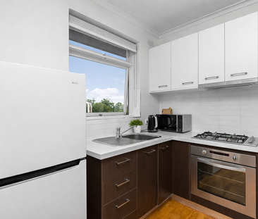 COMFORT & CONVENIENCE IN TRENDY RICHMOND LOCALE - Photo 3