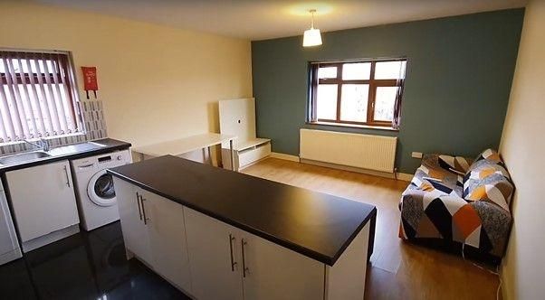5 bedroom flat to rent - Photo 1