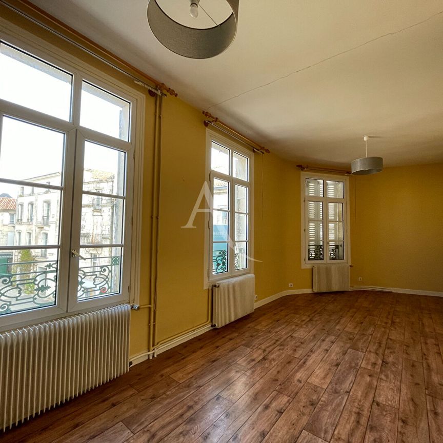 Location Appartement 2 pièces 65m² FONTENAY LE COMTE 85200 - Photo 1