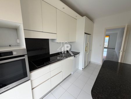 Location Appartement 4 pièces 98m² NICE 06200 - Photo 4