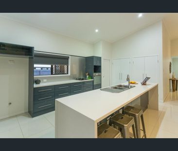 BEAUTIFUL LARGE HOME IN GLENELLA - Photo 1