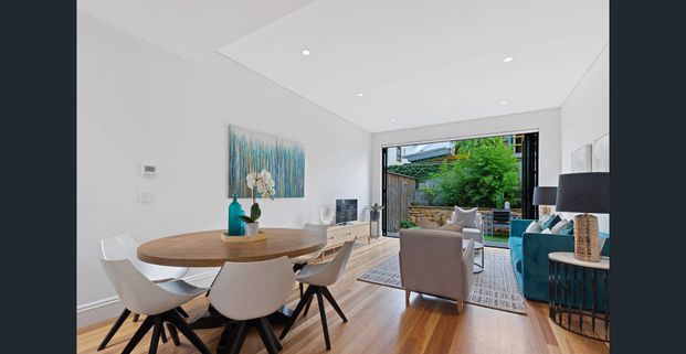 Luxurious Light Filled 3 Bedroom Terrace - Photo 1