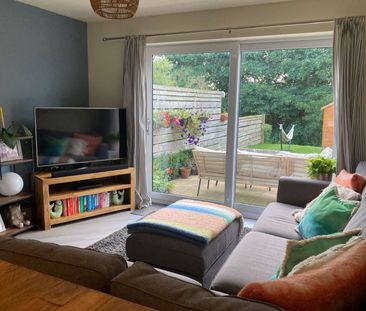 Beautifully presented, fully furnished three-bedroom townhouse enjo... - Photo 2