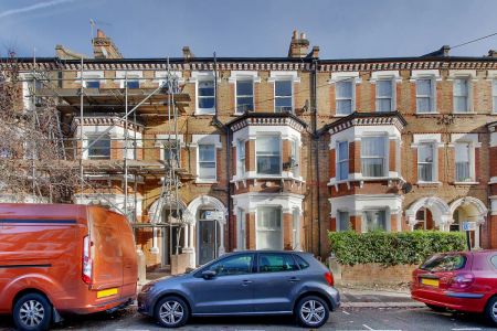 2 bedroom flat in Clapham - Photo 5