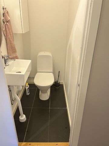 Ljust och välplanerat rum i lugna Vendelsö! Delat boende med bra kommunikationer till Stockholm. - Foto 2