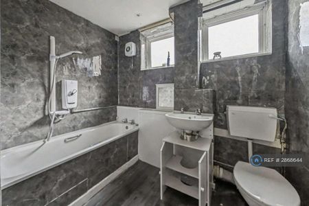 3 bedroom flat to rent - Photo 3