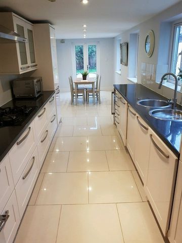 4 Bed Semi-Detached House, Eastbourne Road, TW8 - Photo 4