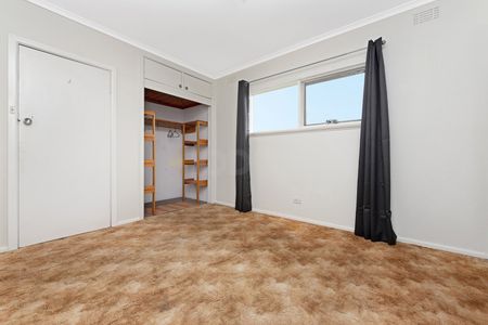 Spacious 4-Bedroom Home in Maribyrnong - Photo 2