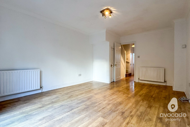 2 bed terraced house to rent in Horseshoe Crescent, Burghfield Common - Photo 1