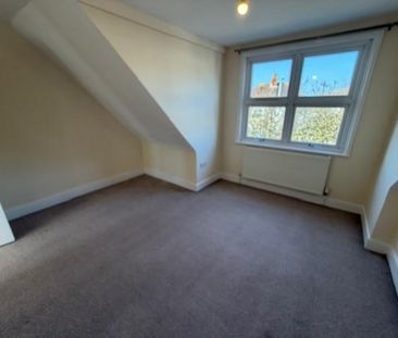 4 bedroom end of terrace house to rent - Photo 2