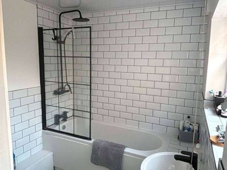 Small Modern HMO in Wrexham Town Centre Double Room - Wrexham Town Centre - Photo 5