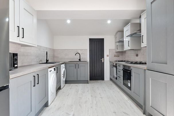 6 bedroom semi-detached house to rent - Photo 1