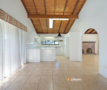 QUALITY HOME CLOSE TO SCHOOL, SHOPS AND TRANSPORT WITH A POOL - Photo 2
