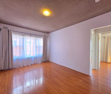 CONVENIENTLY LOCATED TWO-BEDROOM UNIT WITH SUNNY ASPECT - Photo 6