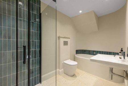 3 bedroom flat to rent - Photo 4