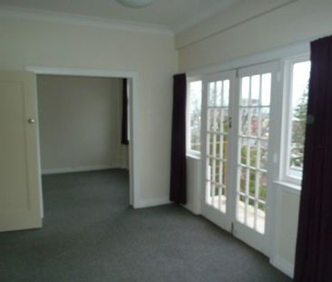 Art deco apartment in iconic building in Te Aro - Photo 1