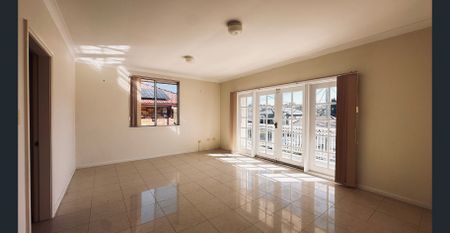 Full Brick, Spacious Five Bedrooms Family Home - Photo 3