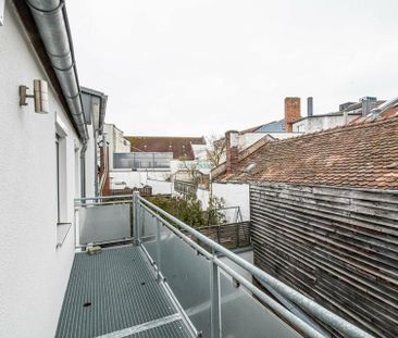 Vermietung: Helle Dachgeschosswohnung mit Balkon und Wohlfühlambiente - Photo 2