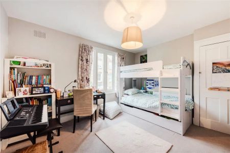 4 bedroom house in London - Photo 4