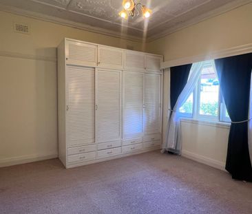 Three Bedroom Home Close to CBD - Photo 2