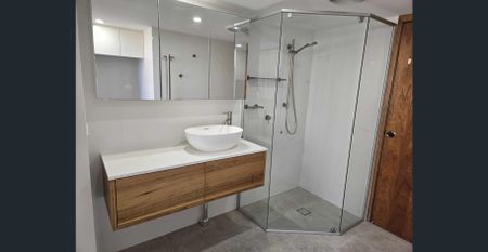 Spacious architecturally designed unit with ocean views - Photo 2