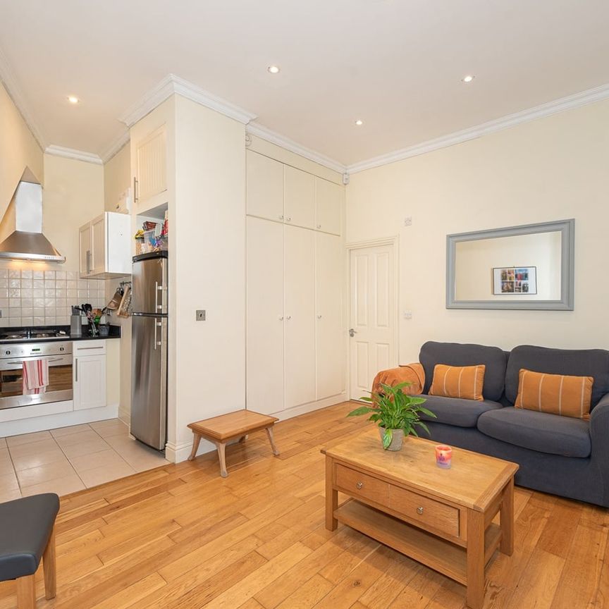 1 Bed Flat, Mysore Road, SW11 - Photo 1