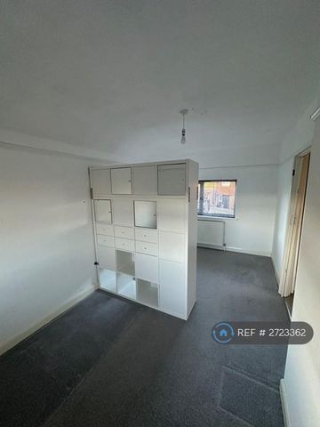 3 bedroom end of terrace house to rent - Photo 3