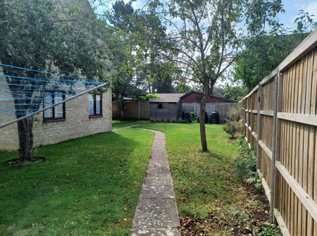 A spacious one bedroom flat situated close to town centre. Short term tenancy only (six months). Do not apply if you are looking for a long term contract - Photo 3