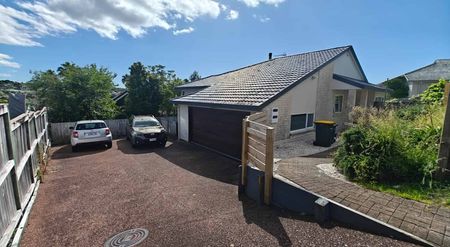 4 Bedrooms Spacious Home in the Heart of Unsworth Heights! - Photo 5